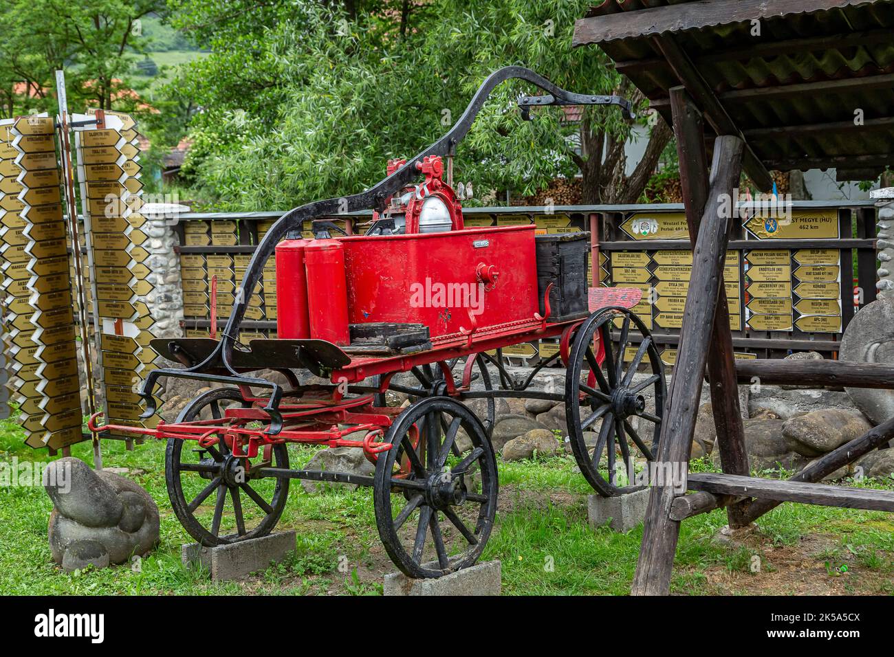 CRISENI, HARGHITA, ROMANIA-JUNE 20: Old fire truck - decoration in the courtyard of the Straw hat museum on June 20, 2021 in Criseni, Harghita. Stock Photo