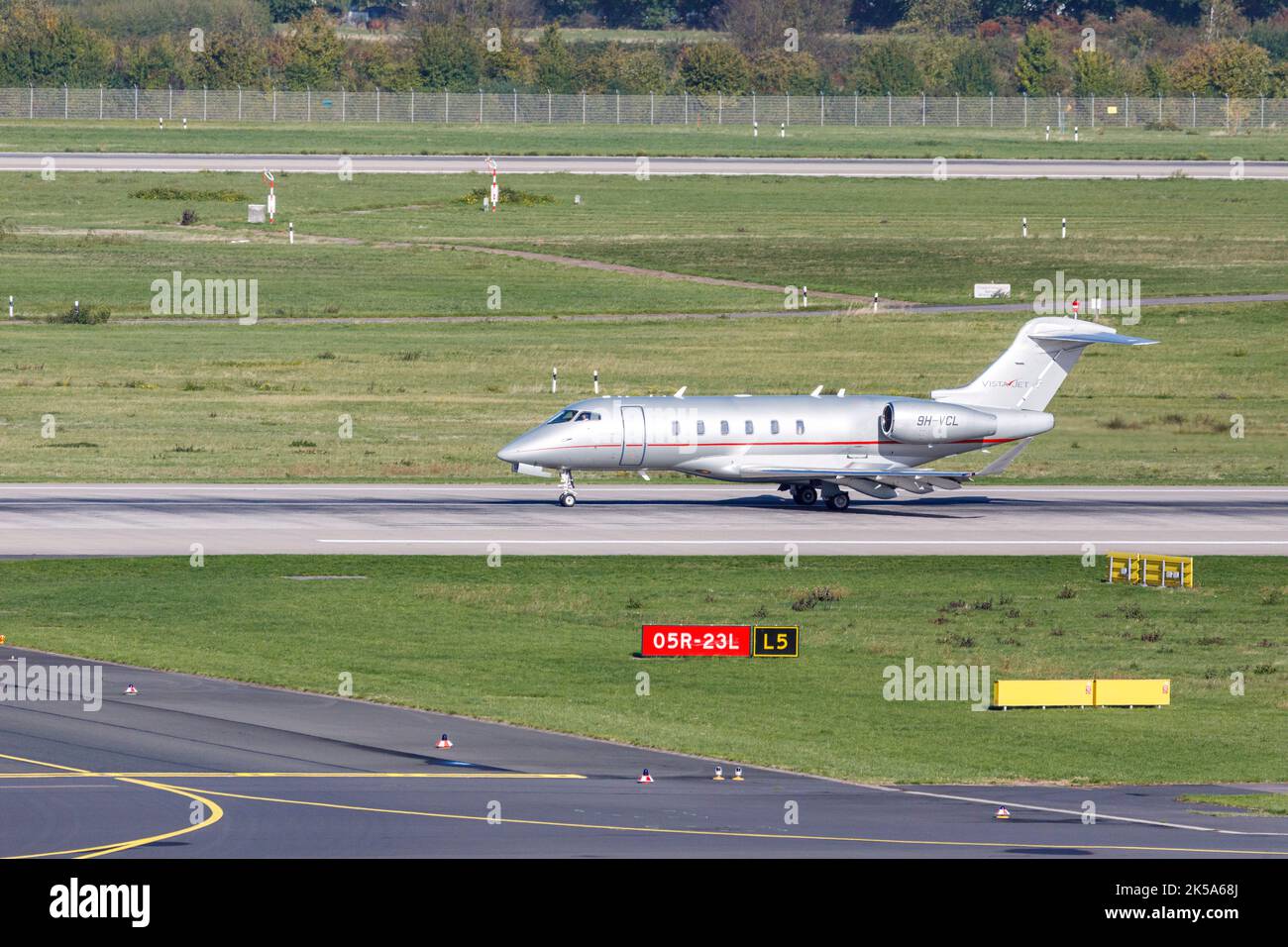 Flughafen rollbahn hires stock photography and images Alamy