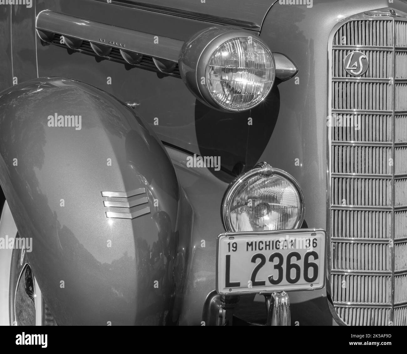 Vehicle near house Black and White