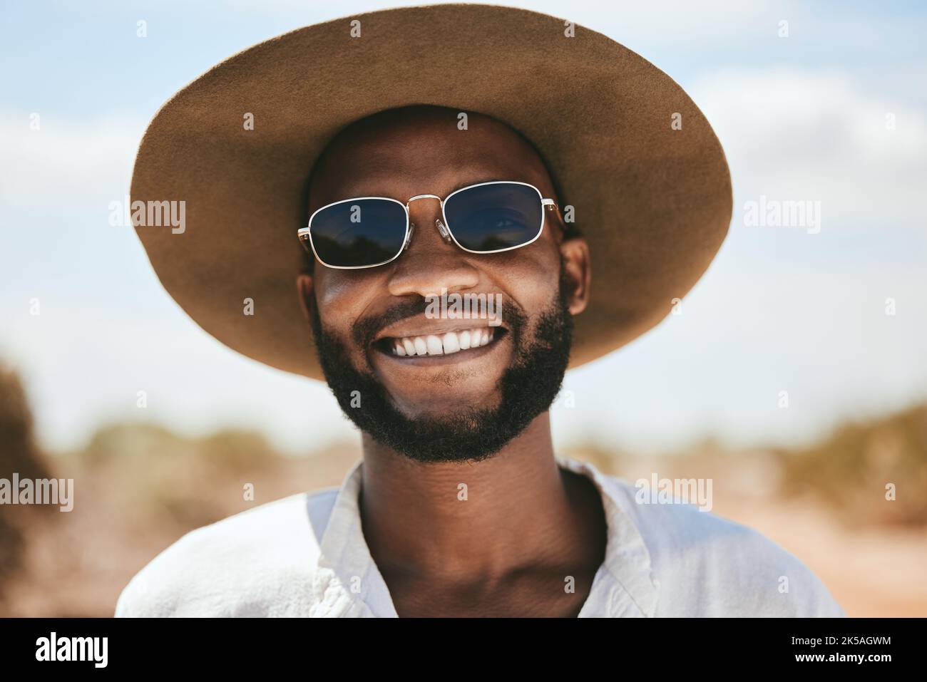Smiling black man safari hat hi-res stock photography and images - Alamy