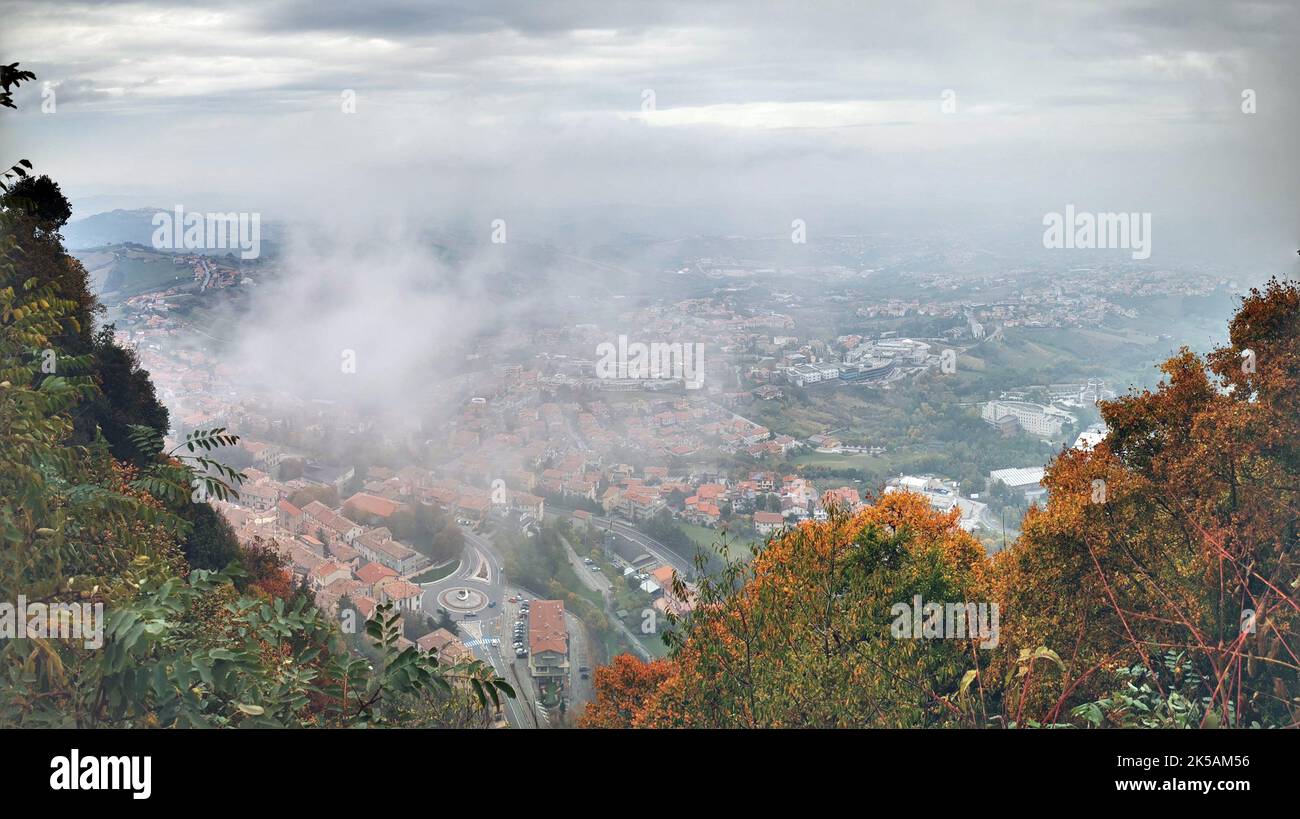 Blick von Berg auf die Stad San Marino der Nebel lichtet sich Stock Photo