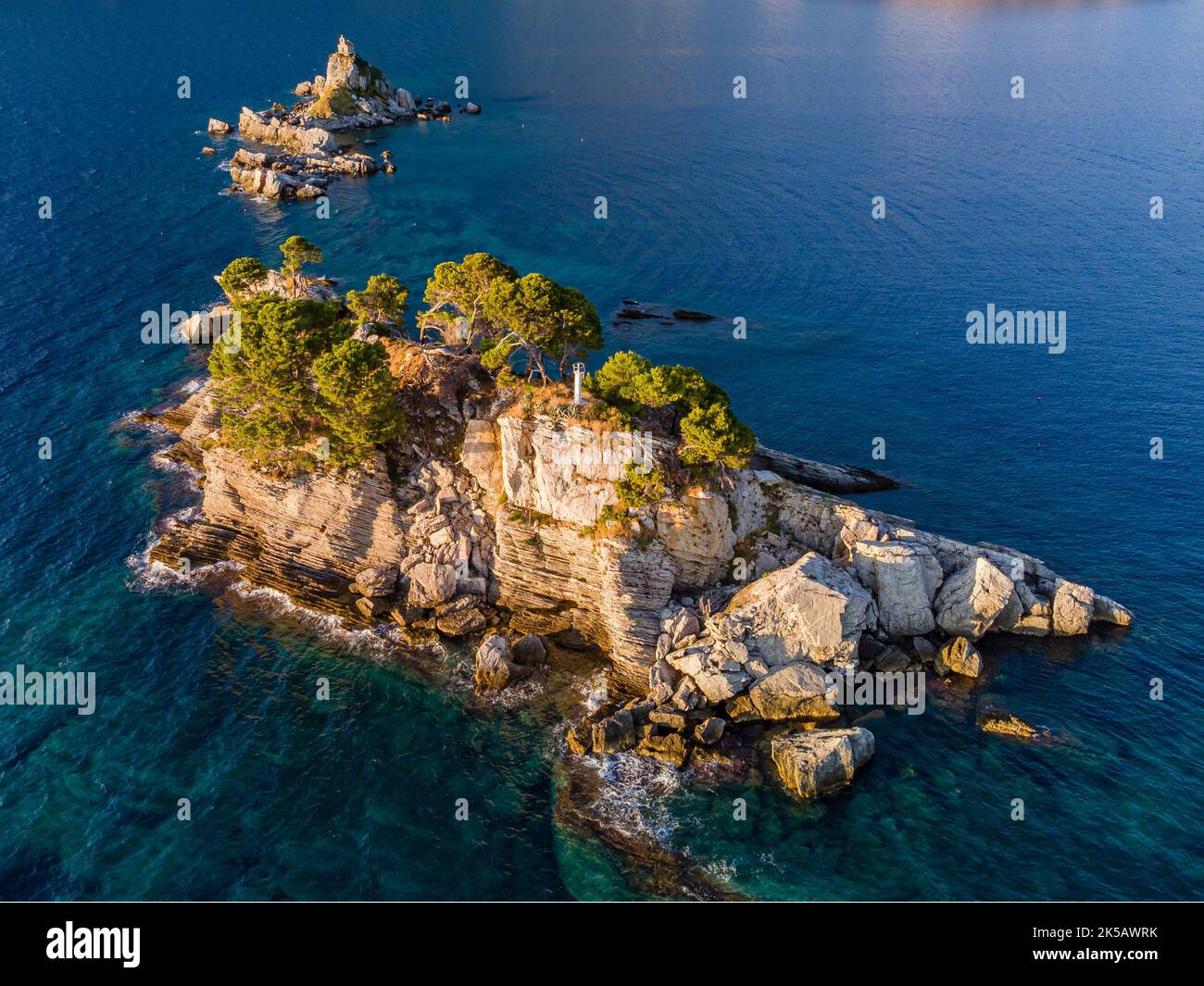 Pornografik ginekolog bemorning qinini dildo bilan qozgatdi.