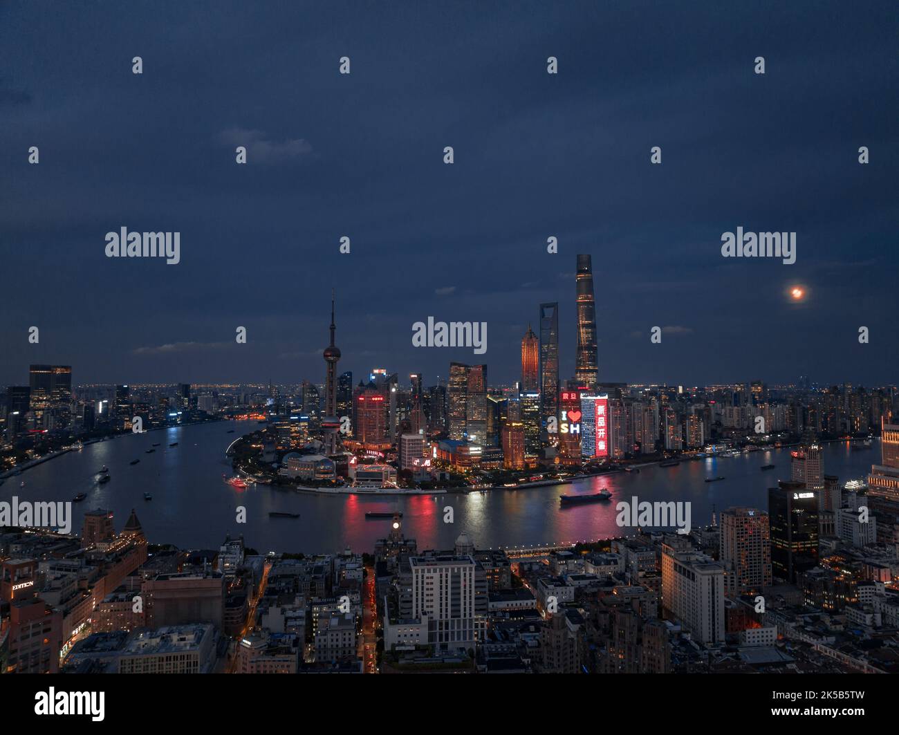 Modern skyscrapers lujiazui shanghai hi-res stock photography and ...