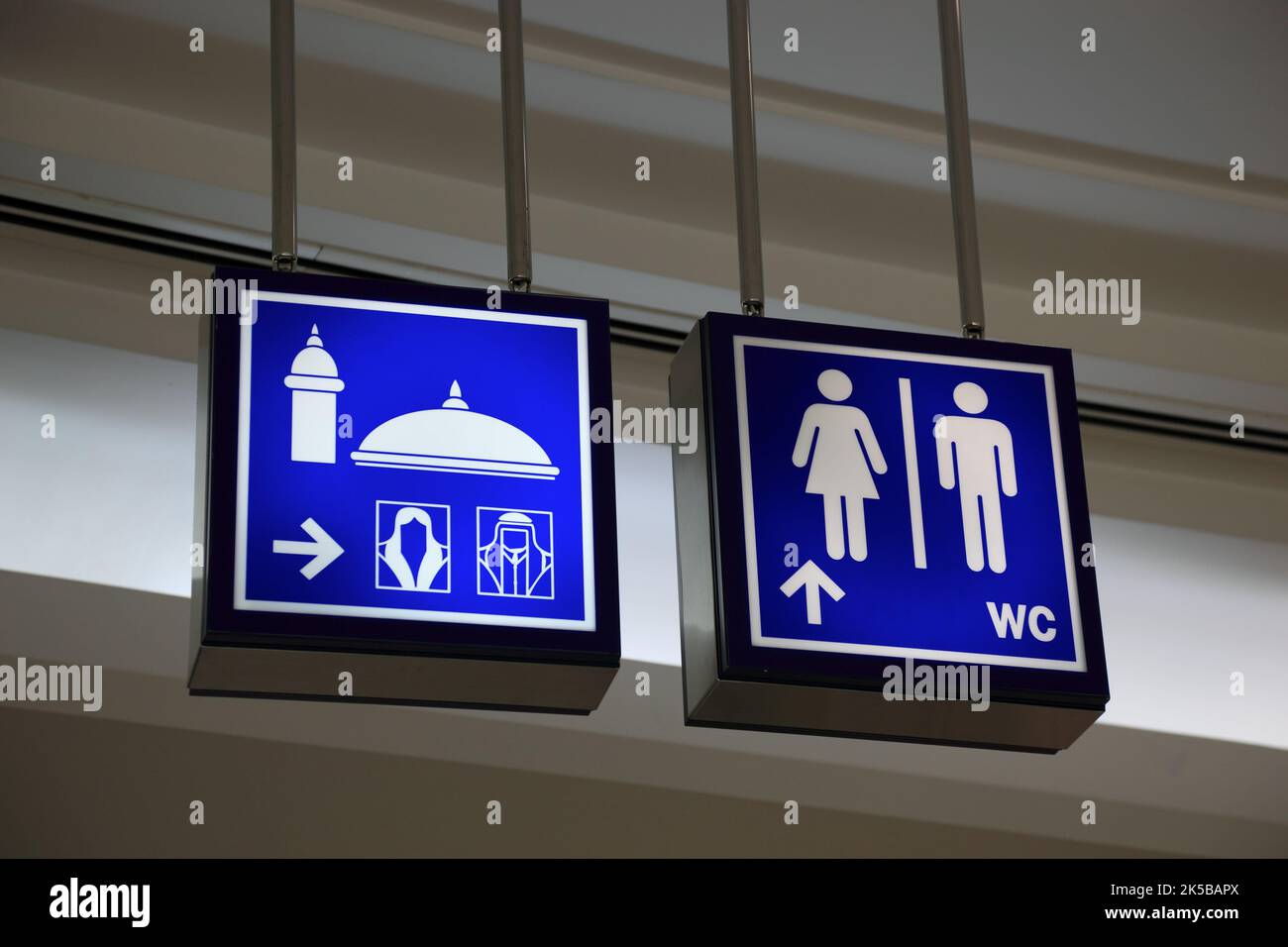 Hinweisschilder für Moschee und Toiletten im City Centre Doha, Qatar