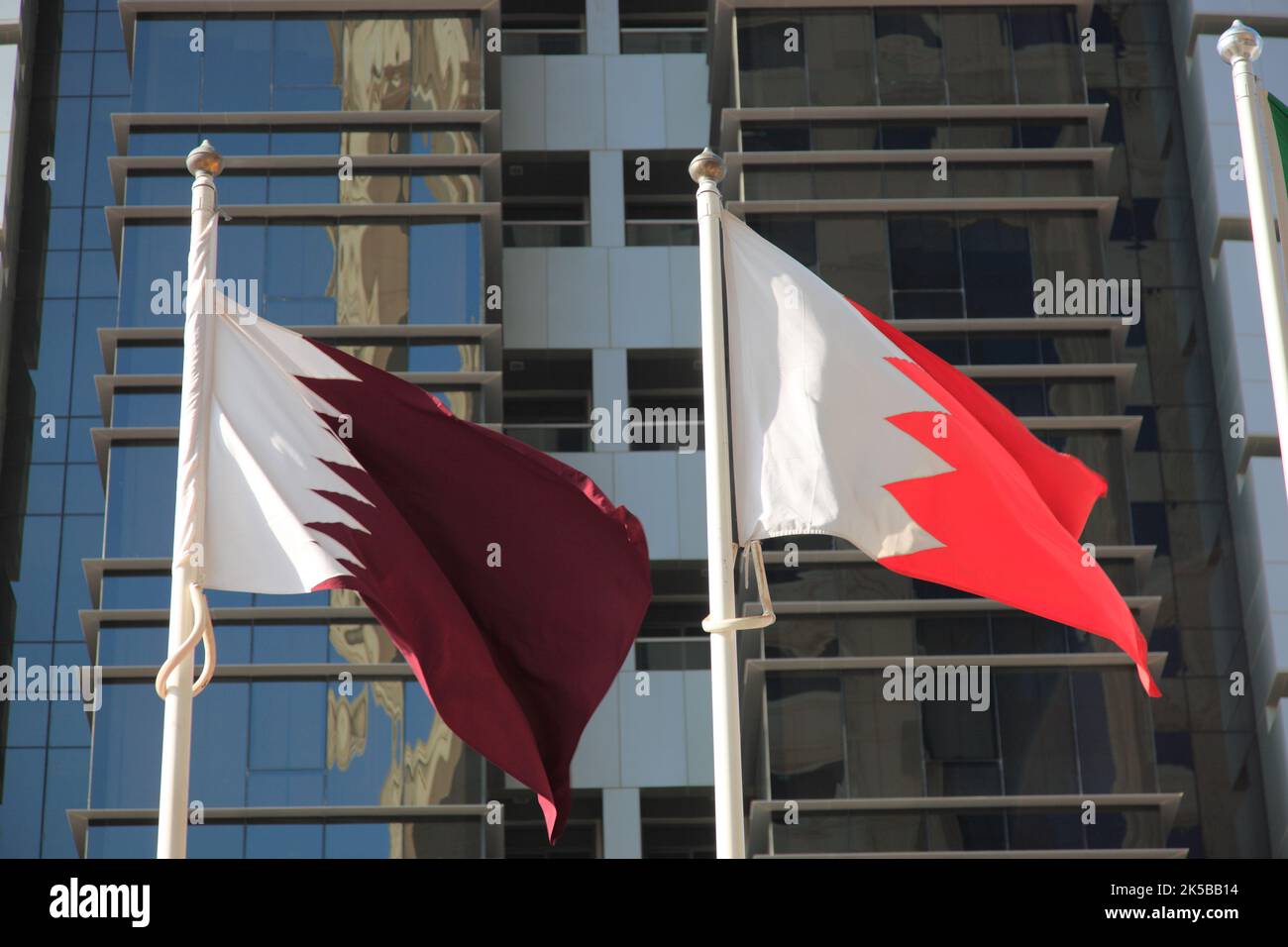 Fahnen von Katar, Qatar und Bahrein Stock Photo