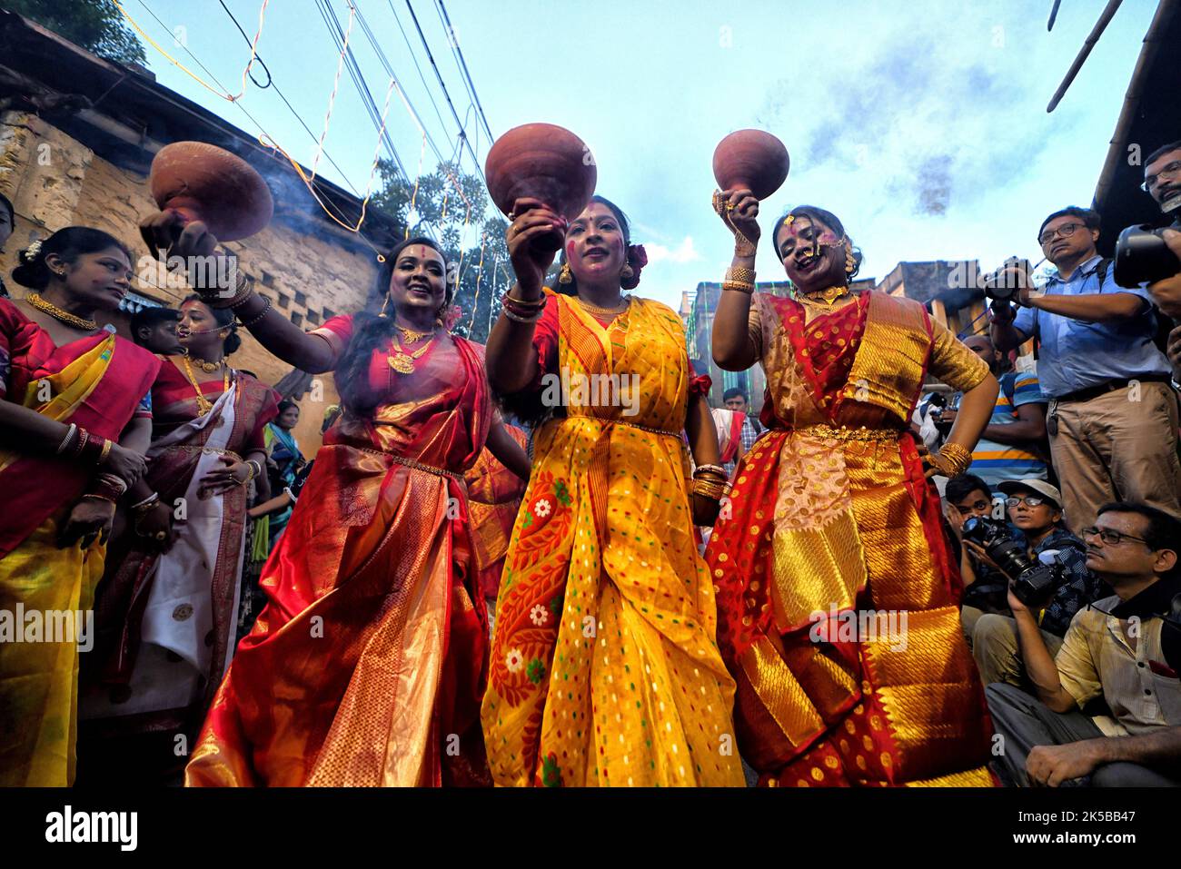 Kolkata, India. 06th Oct, 2022. Women dressed in traditional Bengali dresses perform dhunuchi dance during the immersion procession at Bagbazar. Durga Puja, an annual festival that marks victory of good over evil is celebrated by Hindus all over India & abroad. It is an occasion of great enthusiasm and festivity for the Hindus. On the last day, the day of Bhashan or Vijoya Dashami images and idols are immersed in water. (Photo by Avishek Das/SOPA Images/Sipa USA) Credit: Sipa USA/Alamy Live News Stock Photo