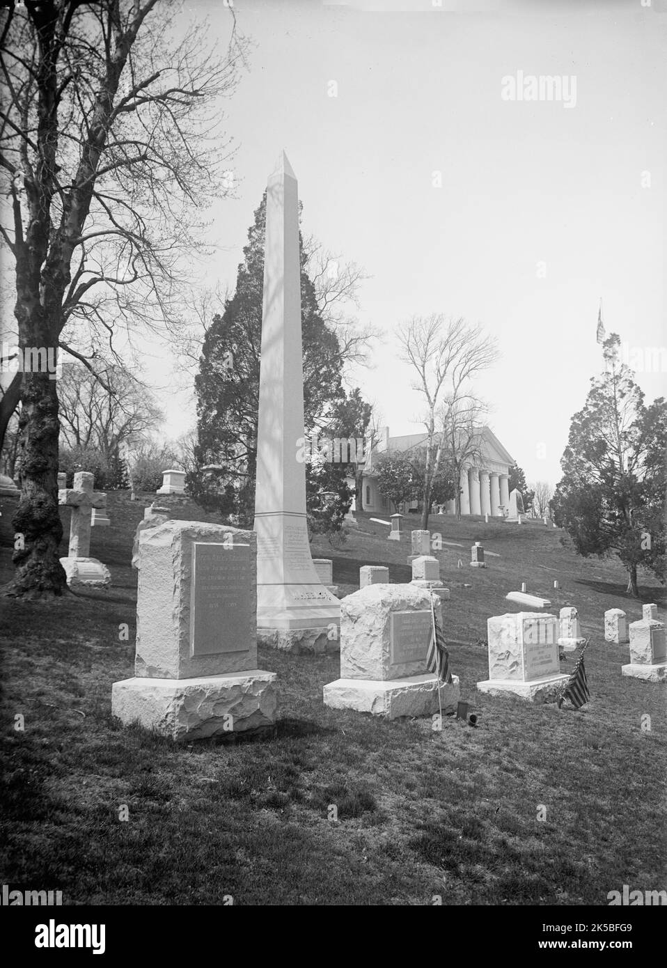 Arlington Mansion, Arlington National Cemetery, 1917. Civil War graves: memorials to Ezra Ayers Carman of the New Jersey Infantry, Union Army, and Joseph Wheeler, Lieutenant General, Confederate States Army. Home of Confederate Army General Robert E. Lee in the distance. Stock Photo