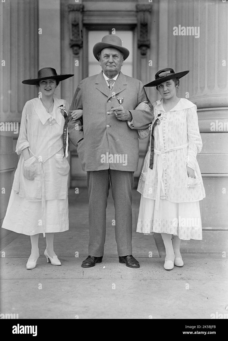 John Hollis Bankhead, Rep. from Alabama, At Confederate Reunion, Washington D.C. with Grand-Daughters, Tallulah, Left, And Eugenia, Right, 1917. Representative 1887-1907; Senator, 1907-1920. Tallulah Bankhead, here aged 15, went on to become a star of stage and screen. Stock Photo