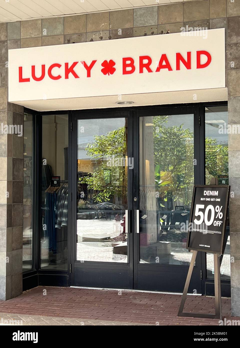 Front entrance of a Lucky Brand retail store in Old Orchard