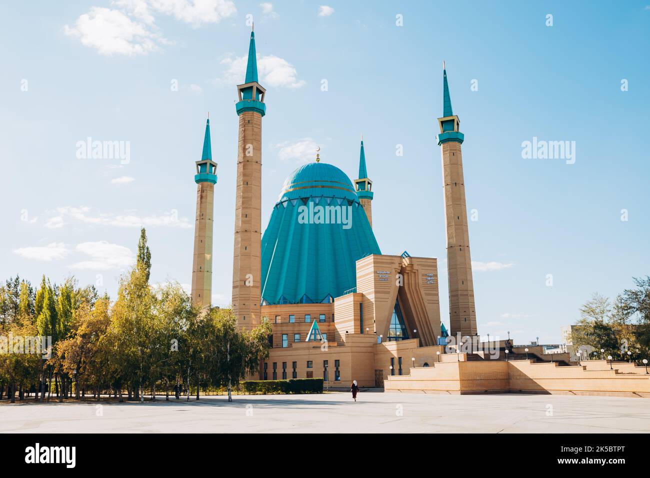 Pavlodar, Kazakhstan - 10.05.2022: Mashkhur Jusup Central Mosque on sunny autumn day. Religion Islam and travel concept. Stock Photo