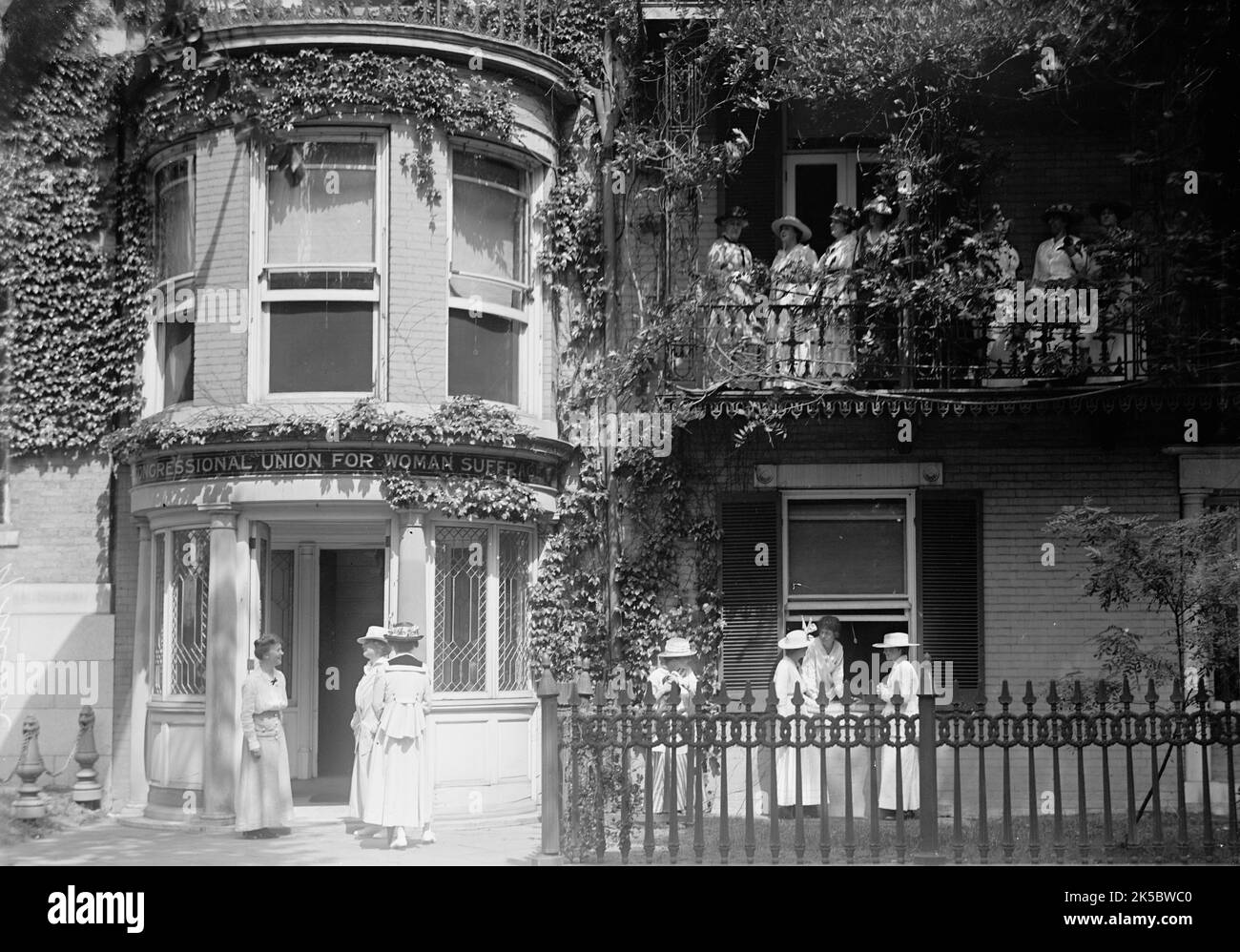 Cameron House, Later Part of Cosmos Club - Woman Suffrage, 1915. [Cameron House in Washington, DC, the offices of the Congressional Union for Woman Suffrage. Women in the United States gained the legal right to vote in 1920, with the passing of the 19th Amendment]. Stock Photo