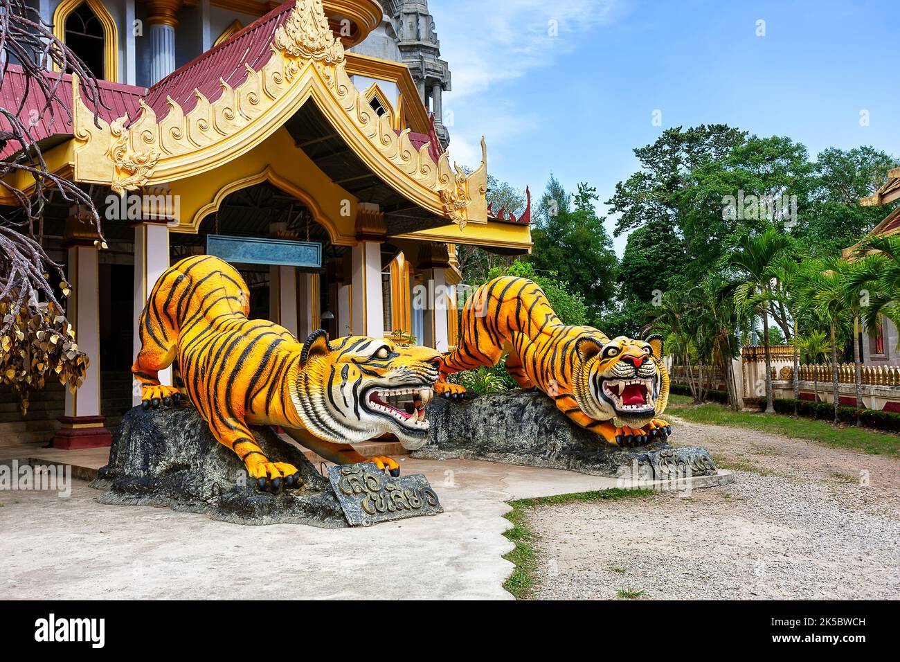 Statues of tigers at entrance to buddhist pagoda Tham Sua near Tiger ...