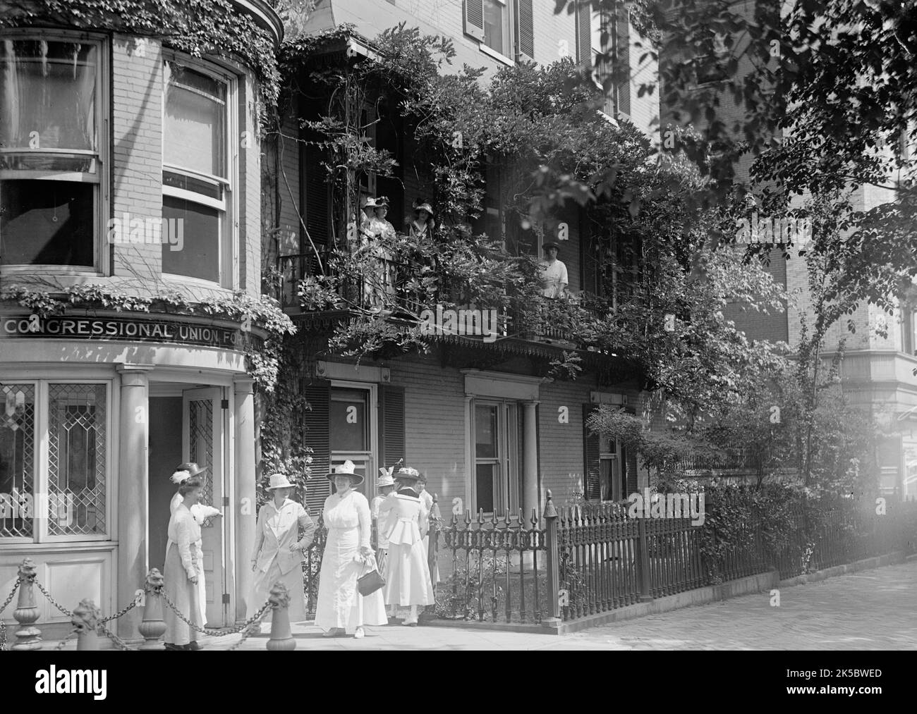 Cameron House, Later Part of Cosmos Club - Woman Suffrage, 1915. [Cameron House in Washington, DC, the offices of the Congressional Union for Woman Suffrage. Women in the United States gained the legal right to vote in 1920, with the passing of the 19th Amendment]. Stock Photo