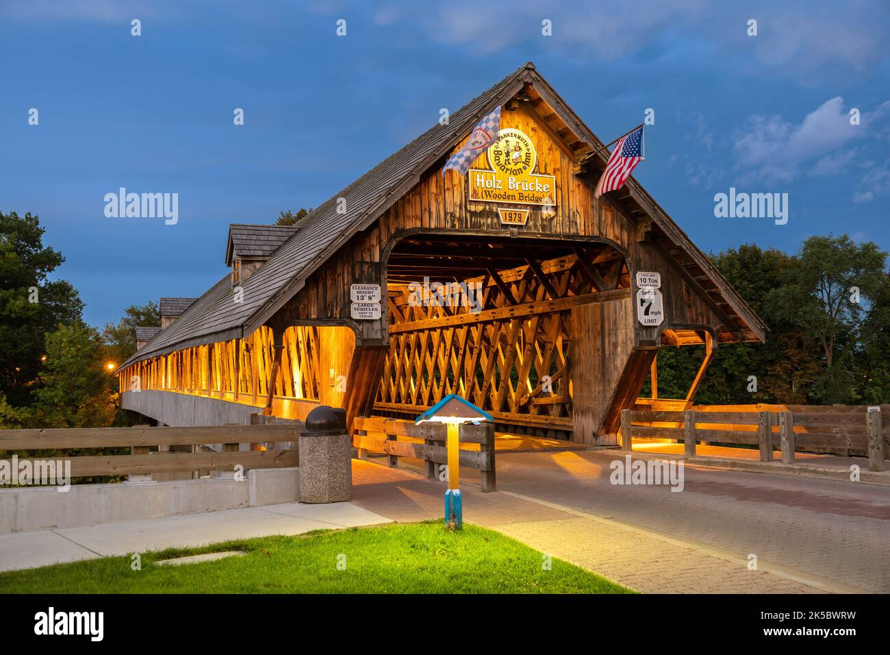 Frankenmuth Wooden Covered Bridge At Night, Holz Brucke Built By The Bavarian Inn Crossing The Cass River  In The Bavarian Town Of frankenmuth In Mich Stock Photo