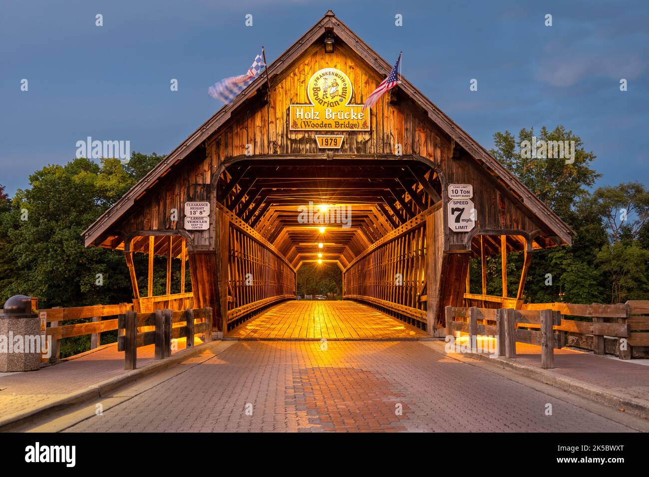 Frankenmuth Wooden Covered Bridge At Night, Holz Brucke Built By The Bavarian Inn Crossing The Cass River  In The Bavarian Town Of frankenmuth In Mich Stock Photo