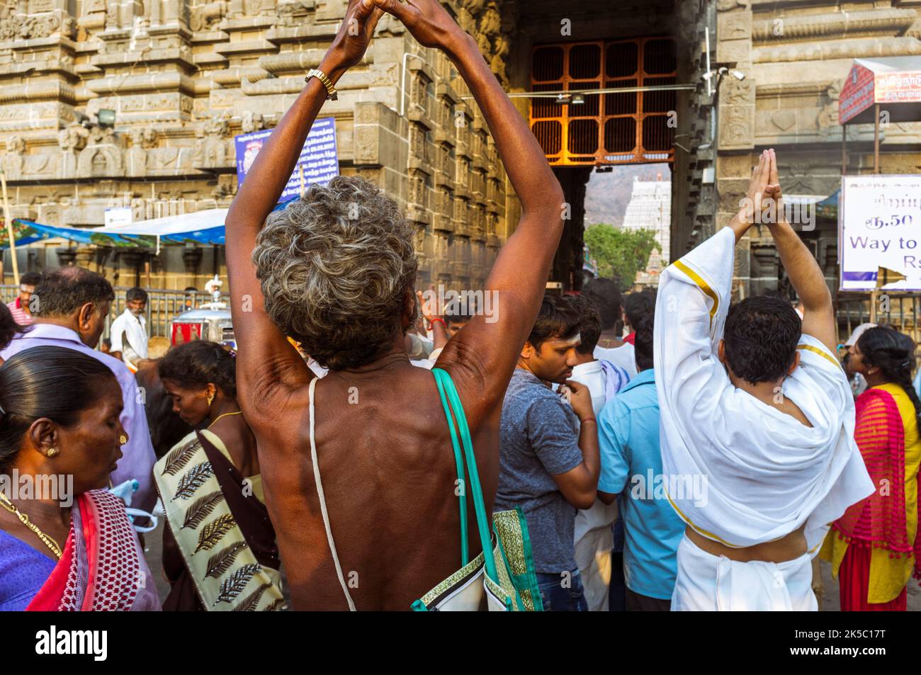 Tiruvannamalai, Tamil Nadu, India : Devotees pray outside Annamalaiyar temple, one of the five main Shaiva holy places in India associated with the fi Stock Photo