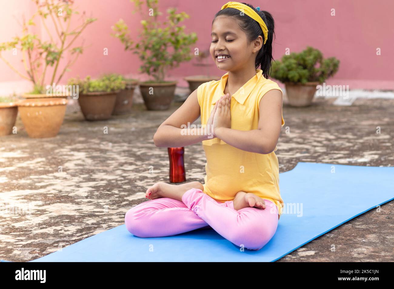 Girls yoga hi-res stock photography and images - Alamy