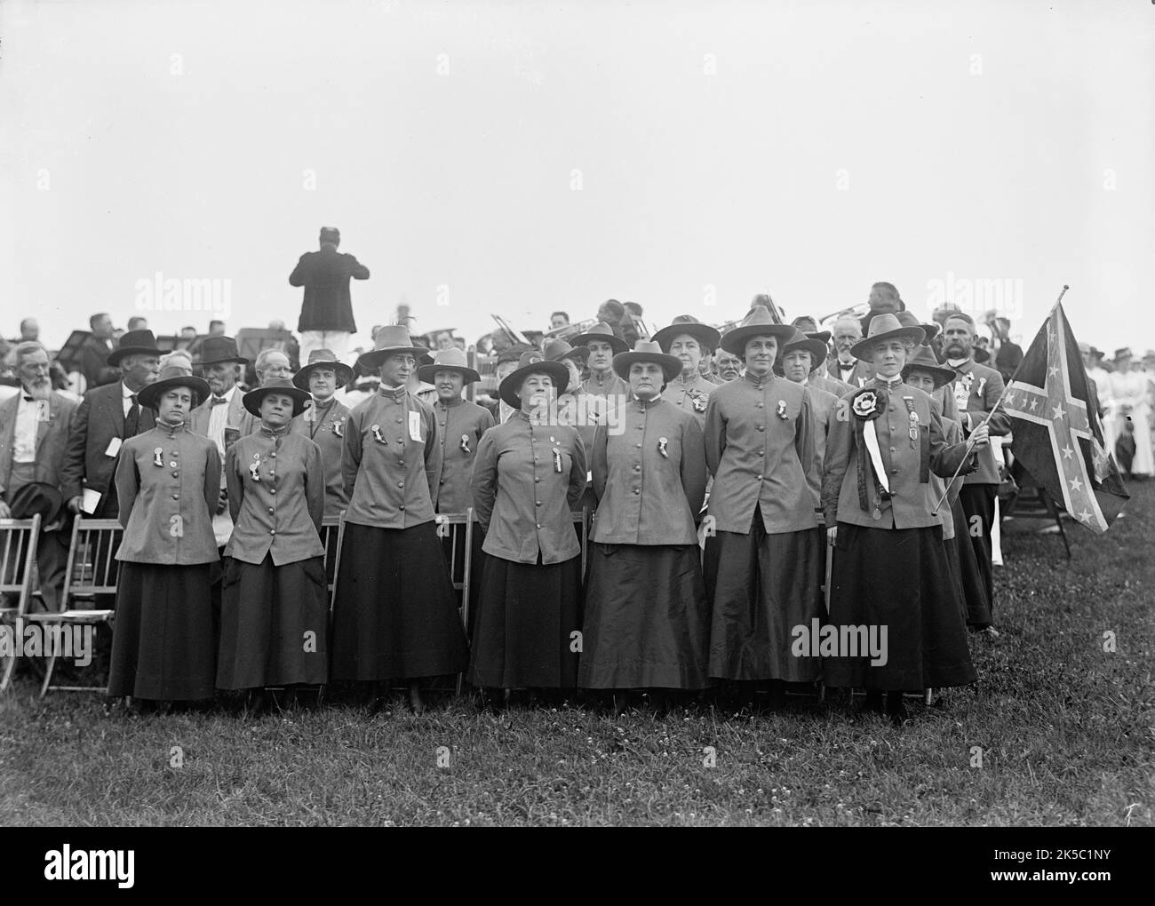 Confederate Reunion - Mrs. Hampton Osborne And Singers, 1917. Women from the southern USA with confederate flag, Washington D.C. Stock Photo