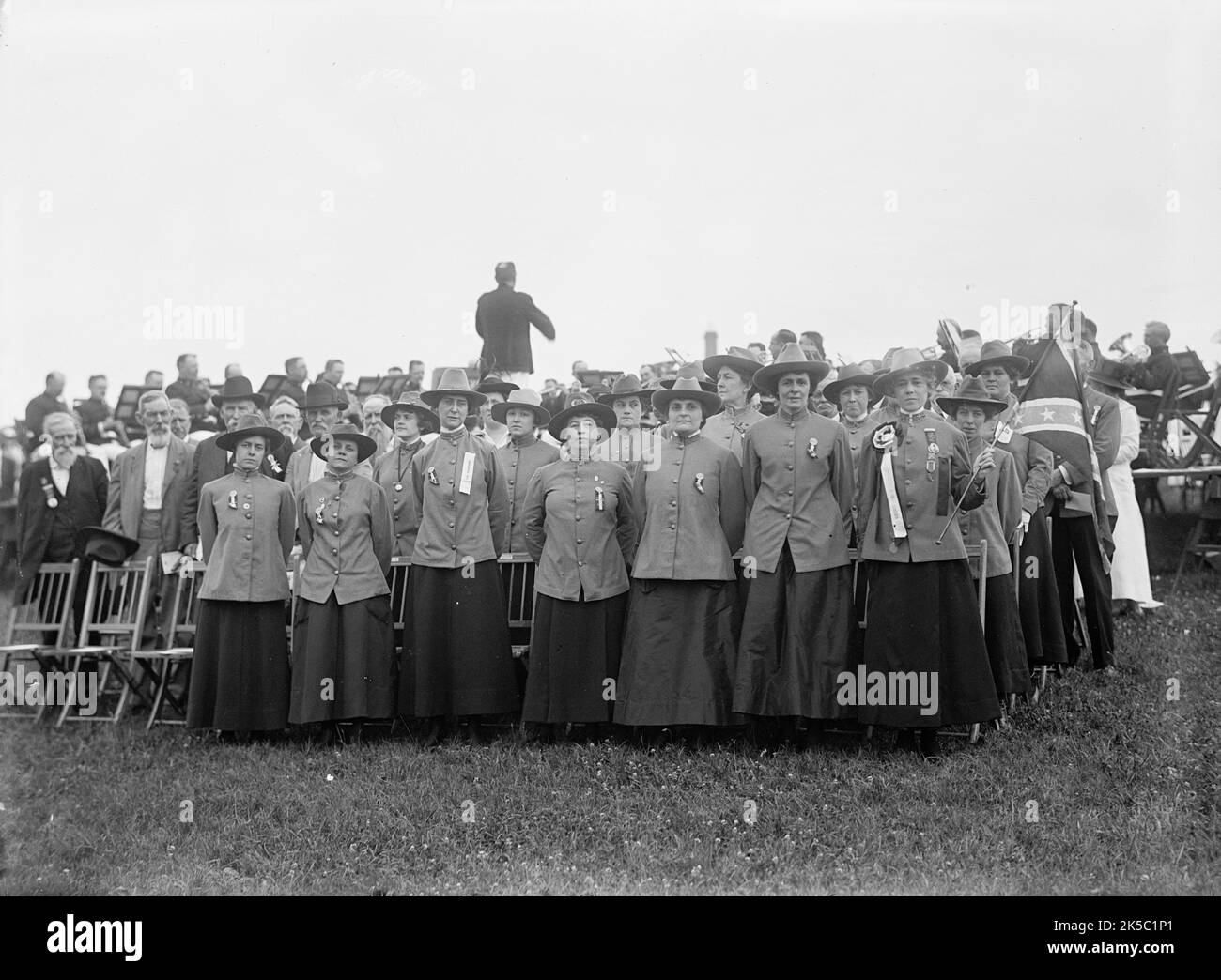 Confederate Reunion - Mrs. Hampton Osborne And Singers, 1917. Women from the southern USA with confederate flag, Washington D.C. Stock Photo