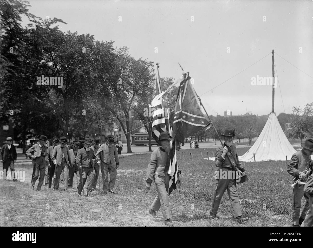 Confederate Reunion - North Carolina Veterans with Flag, 1917. Old soldiers from the southern USA with confederate flag, Washington D.C. Stock Photo