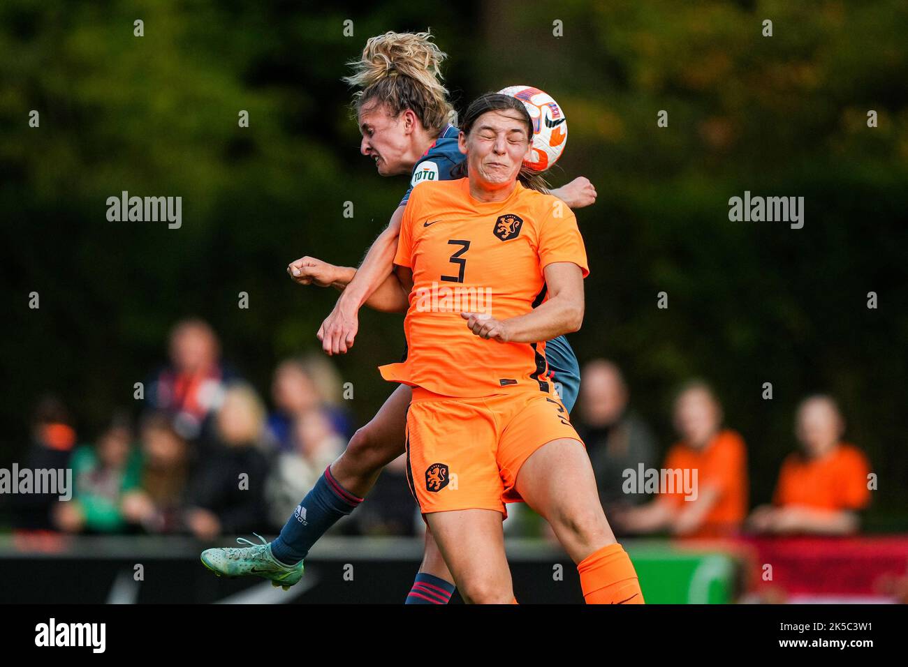 Zeist - Maxime Bennink of Feyenoord V1, Aniek Nouwen of Holland women during the match between Oranje Vrouwen v Feyenoord V1 at KNVB Campus on 7 October 2022 in Zeist, Netherlands. (Box to Box Pictures/Tom Bode) Stock Photo
