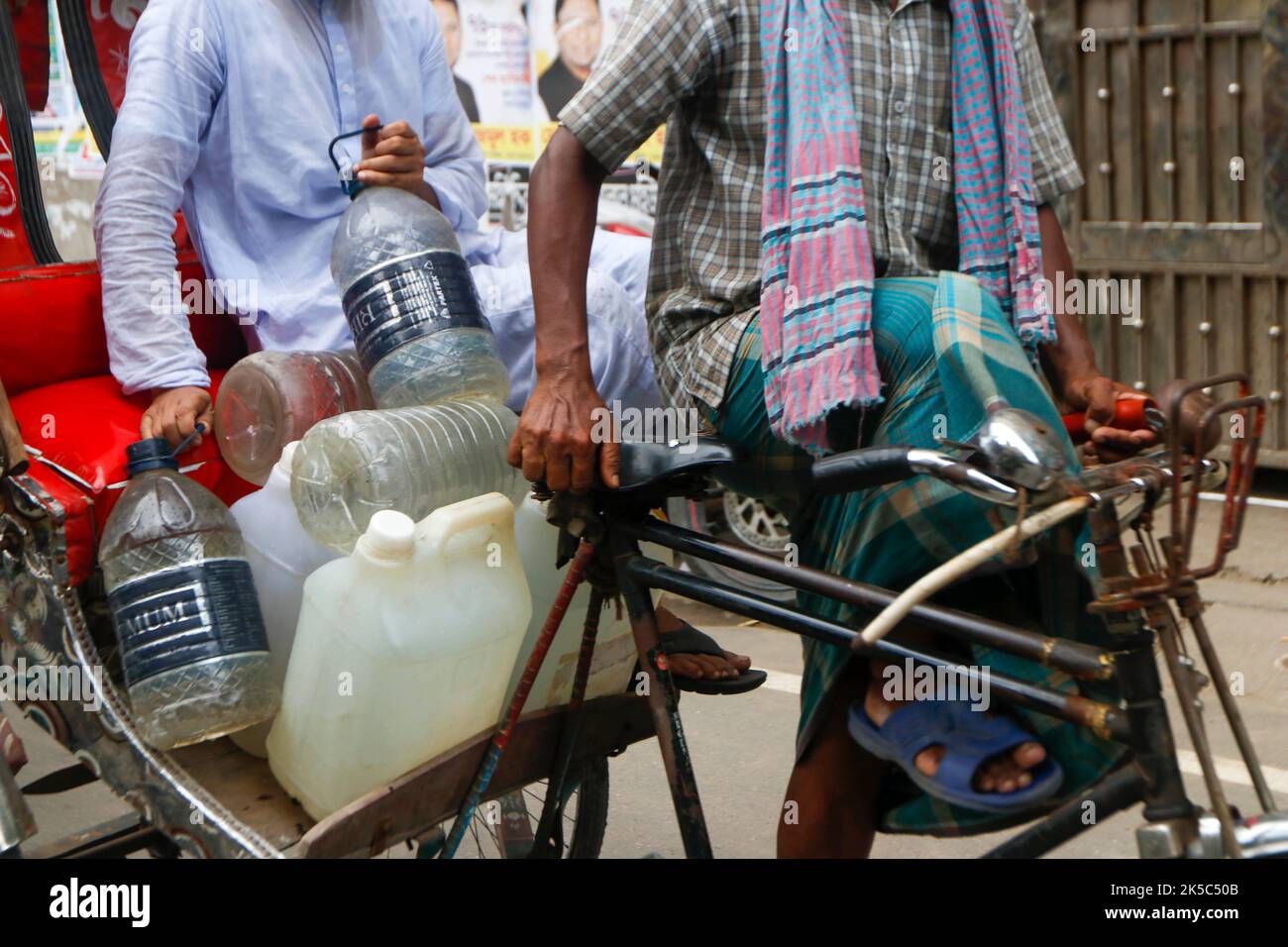 Dhaka, Dhaka, Bangladesh. 7th Oct, 2022. A man carries water jar after