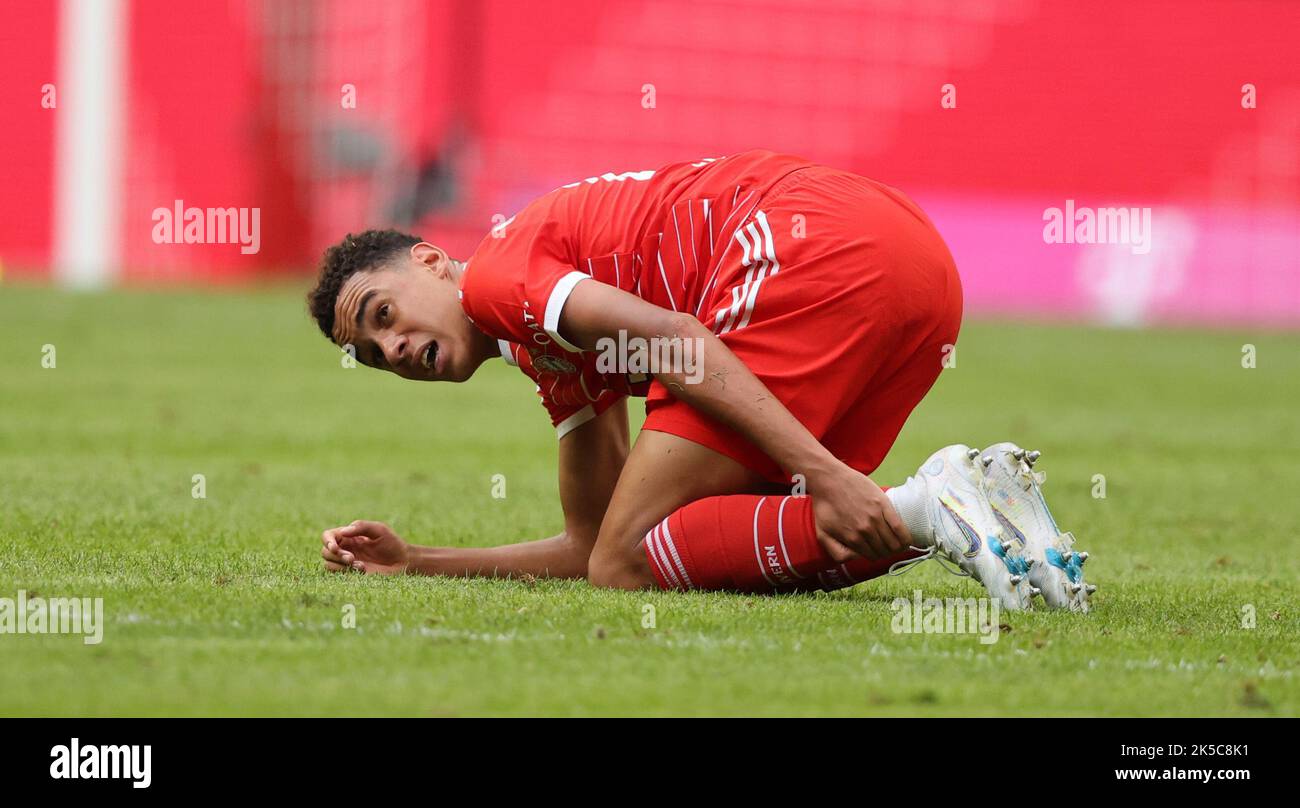 verletzte sich  Jamal Musiala of Bayern  FC Bayern Muenchen - VfB Stuttgart  Fussball 1 . Bundesliga Saison 2022 / 2023 10.9.2022 © diebilderwelt / Alamy Stock Stock Photo