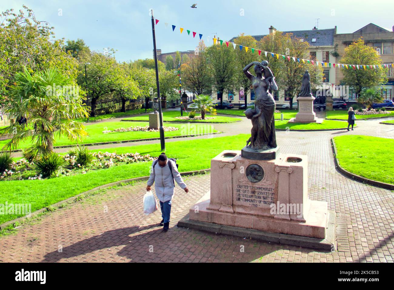 Paisley, Glasgow, Scotland, UK 7th October, 2022. UK Weather Heavy rain saw misery on the