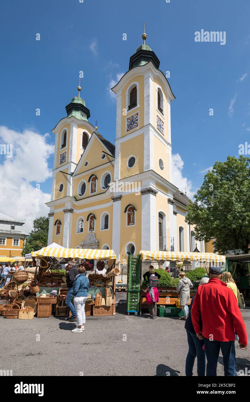 Weekly market and deanery parish church Maria Himmelfahrt, St. Johann in Tirol, district Kitzbühel, Tirol, Austria Stock Photo
