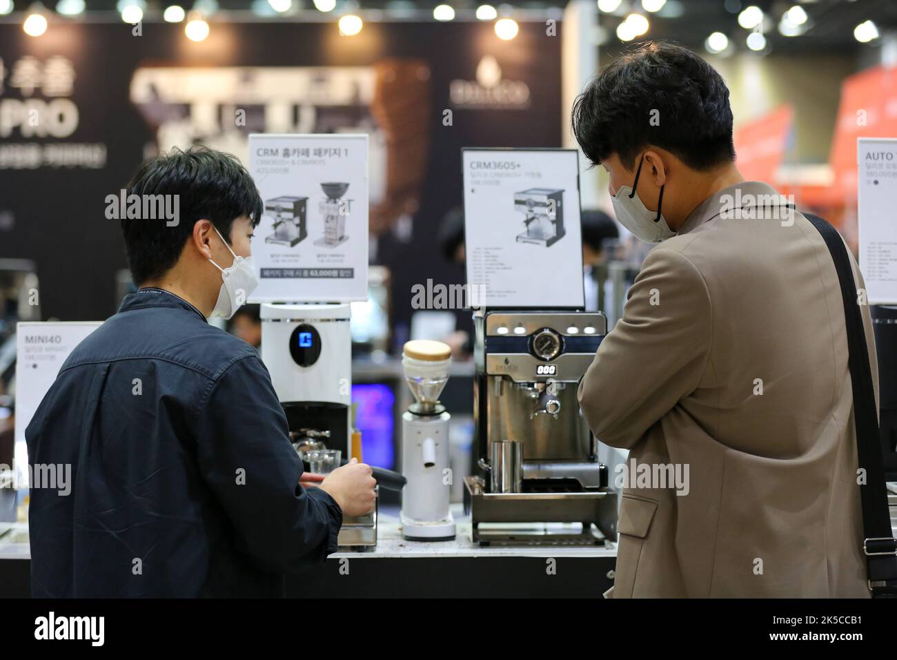 https://c8.alamy.com/comp/2K5CCB1/goyang-south-korea-7th-oct-2022-an-exhibitor-l-introduces-coffee-machines-to-a-visitor-at-the-cafe-and-bakery-fair-in-goyang-south-korea-oct-7-2022-the-fair-will-last-till-oct-9-credit-wang-yiliangxinhuaalamy-live-news-2K5CCB1.jpg