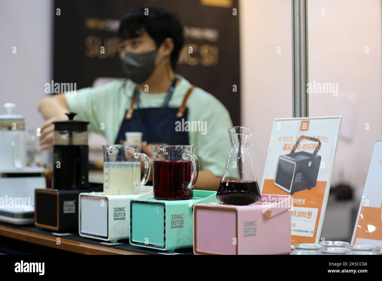 Goyang. 7th Oct, 2022. Photo taken on Oct. 7, 2022 shows coffee machines displayed at the Cafe and Bakery Fair in Goyang, South Korea. The fair will last till Oct. 9. Credit: Wang Yiliang/Xinhua/Alamy Live News Stock Photo
