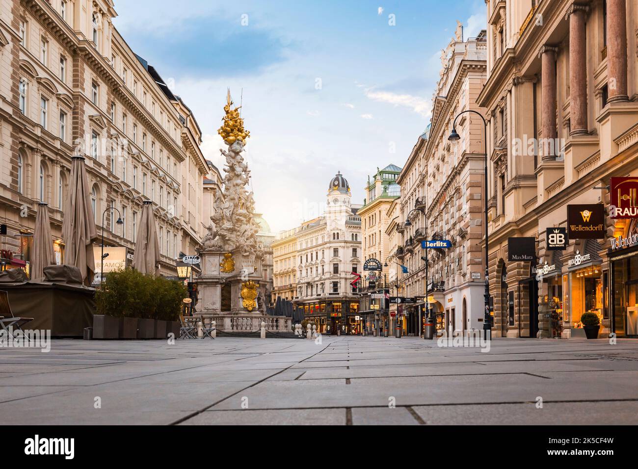 Popular Shopping Street And Pedestrian Zone Graben In Downtown Vienna Popular Shopping Street And Pedestrian Zone Graben In Downtown Vienna