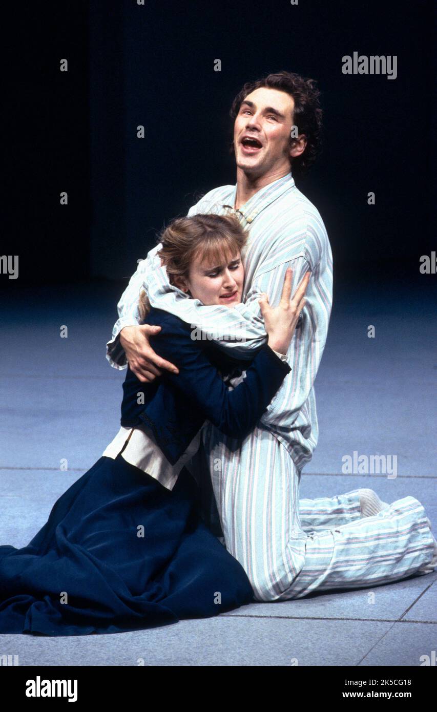 Rebecca Saire (Ophelia), Mark Rylance (Hamlet) in HAMLET by Shakespeare at the Royal Shakespeare Company (RSC), Barbican Theatre, London EC2  23/11/1989  music: Claire van Kampen  design: Antony McDonald  lighting: Thomas Webster  fights: Alexis Denisof  director: Ron Daniels Stock Photo