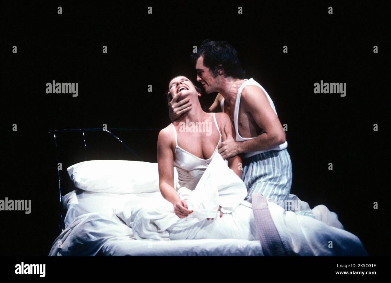 Clare Higgins (Gertrude), Mark Rylance (Hamlet) in HAMLET by Shakespeare at the Royal Shakespeare Company (RSC), Barbican Theatre, London EC2  23/11/1989  music: Claire van Kampen  design: Antony McDonald  lighting: Thomas Webster  fights: Alexis Denisof  director: Ron Daniels Stock Photo