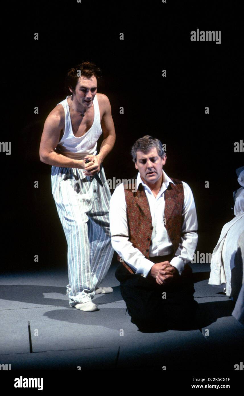 l-r: Mark Rylance (Hamlet), Peter Wight (Claudius) in HAMLET by Shakespeare at the Royal Shakespeare Company (RSC), Barbican Theatre, London EC2  23/11/1989  music: Claire van Kampen  design: Antony McDonald  lighting: Thomas Webster  fights: Alexis Denisof  director: Ron Daniels Stock Photo