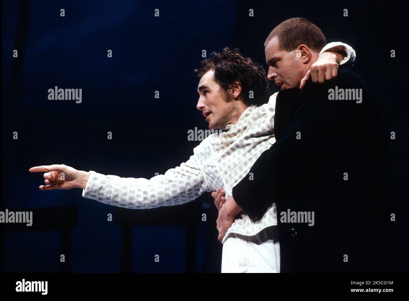 final scene, Hamlet is mortally wounded - l-r: Mark Rylance (Hamlet), Jack Ellis (Horatio) in HAMLET by Shakespeare at the Royal Shakespeare Company (RSC), Barbican Theatre, London EC2  23/11/1989 music: Claire van Kampen  design: Antony McDonald  lighting: Thomas Webster  fights: Alexis Denisof  director: Ron Daniels Stock Photo