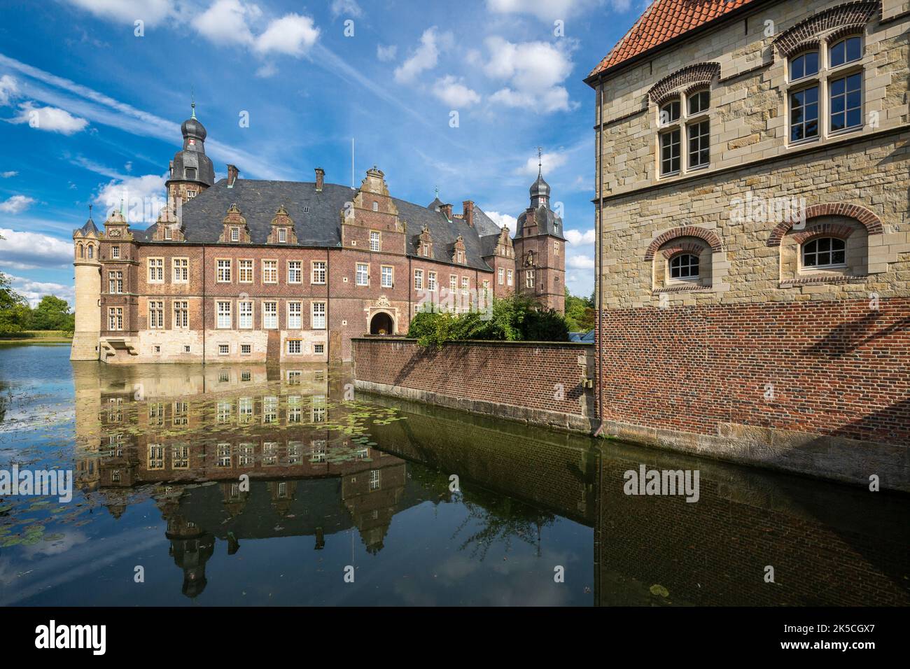 Germany, Rosendahl, Baumberge, Westmuensterland, Muensterland, Westphalia, North Rhine-Westphalia, Rosendahl-Darfeld, Darfeld Castle, former knight's seat, moat, moats, gatehouse of the outer castle and gallery building Stock Photo