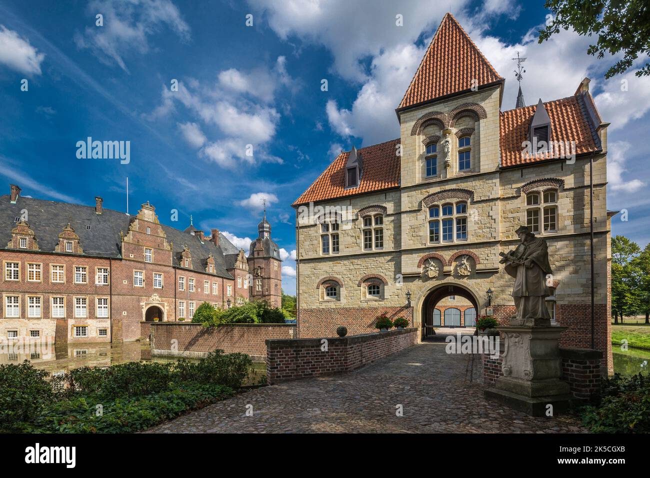 Germany, Rosendahl, Baumberge, Westmuensterland, Muensterland, Westphalia, North Rhine-Westphalia, Rosendahl-Darfeld, Darfeld Castle, former knight's seat, moat, moats, gatehouse of the outer castle and gallery building, Nepomuk statue Stock Photo
