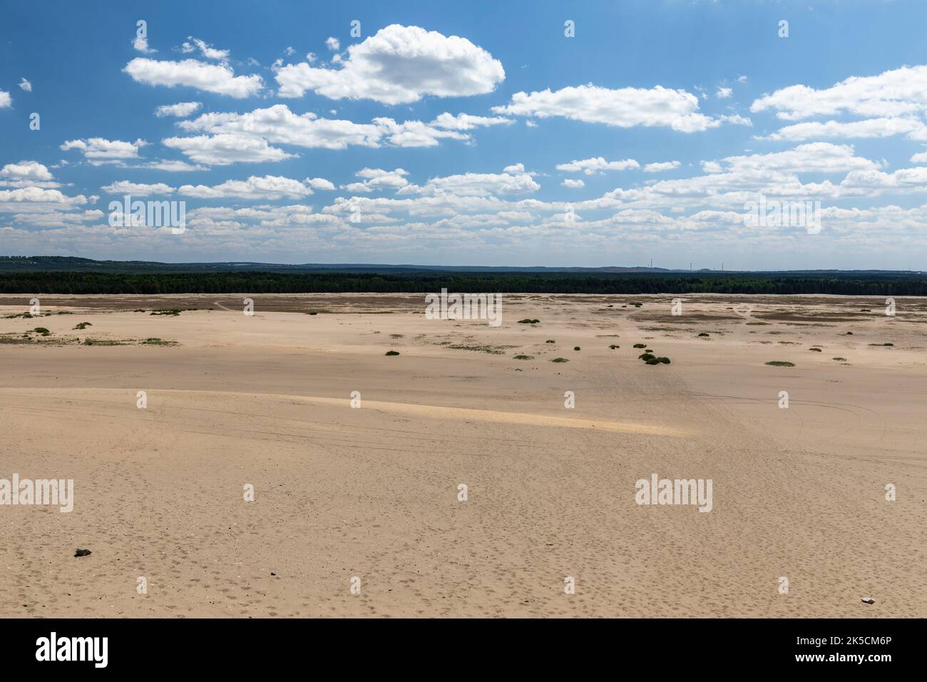 Deserto De Bledowska E a Maior área De Areia Movediça Na Polônia.  Localizada Na Fronteira Do Planalto Da Praça Da Praça Da Praça D Foto de  Stock - Imagem de colorido, floresta