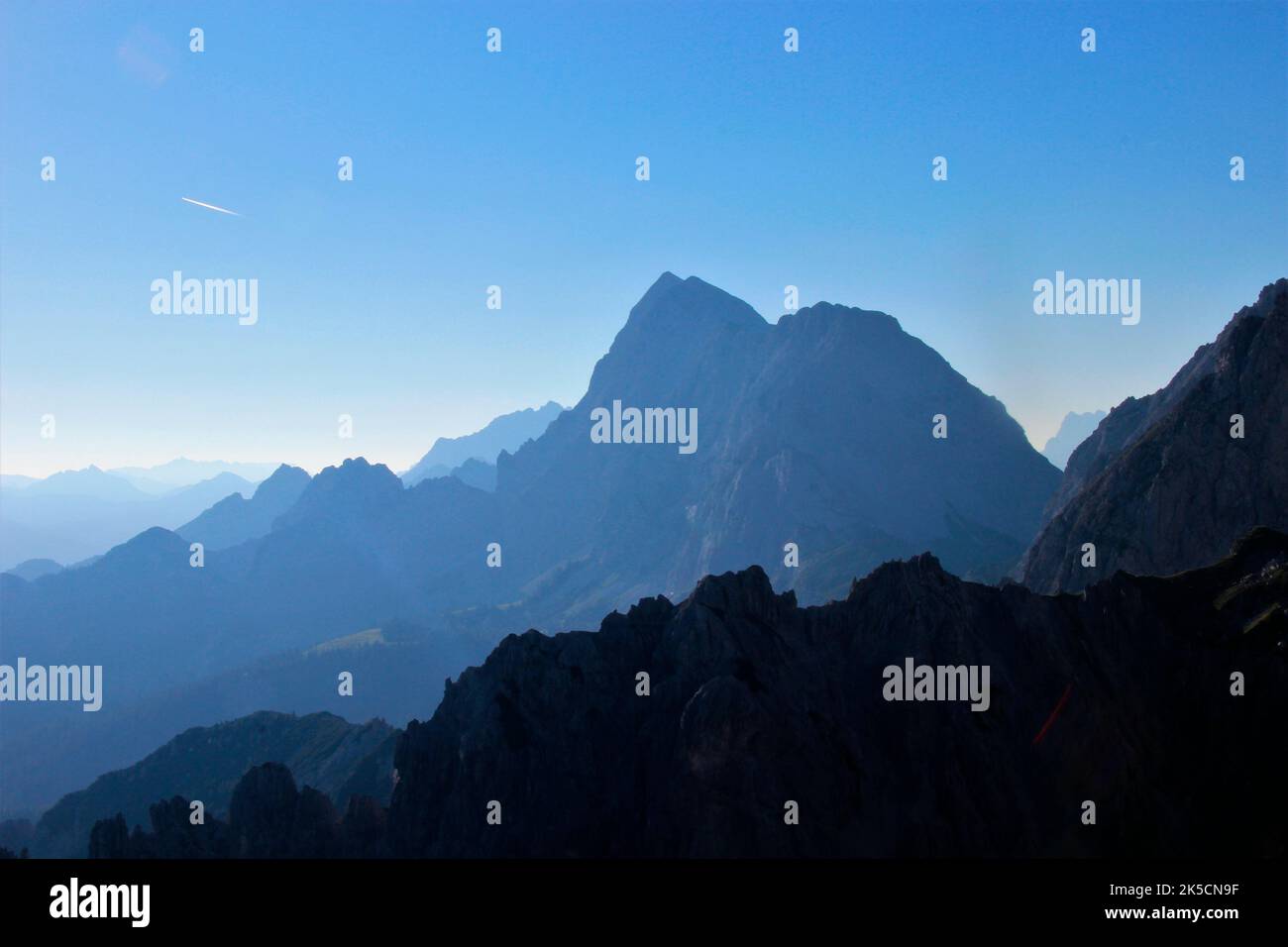 View from Wörnersattel to Vogelkarspitze 2522, Schlichtenkarspitzen 2476m, Karwendelgebirge, nature, mountains, sun, path, Mittenwald, Upper Bavaria, Alpenwelt Karwendel, blue sky Stock Photo