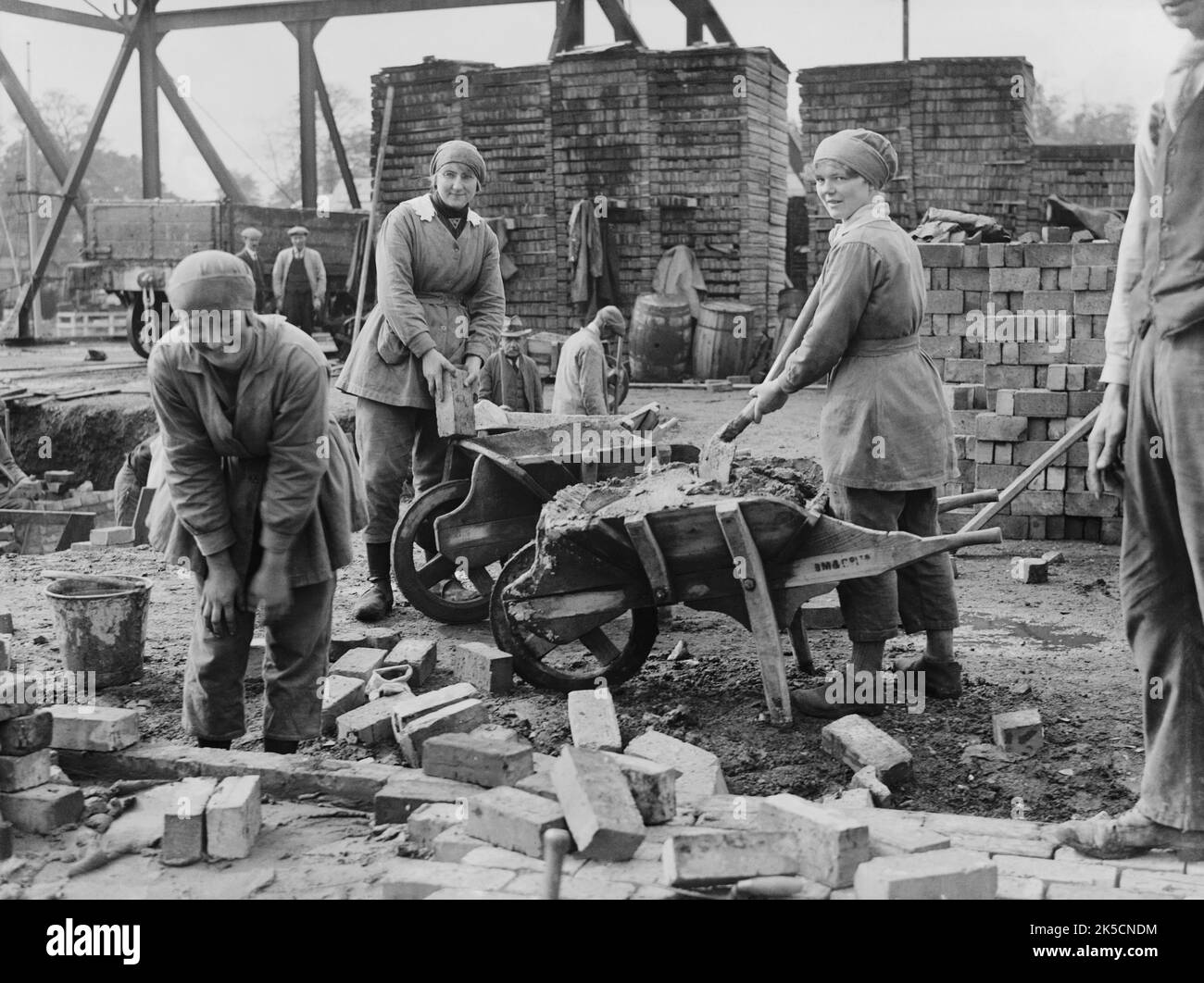 The Employment of Women in Britain, 1914-1918 Female bricklayers at work on a building site in Lancashire preparing to lay courses of bricks. Stock Photo