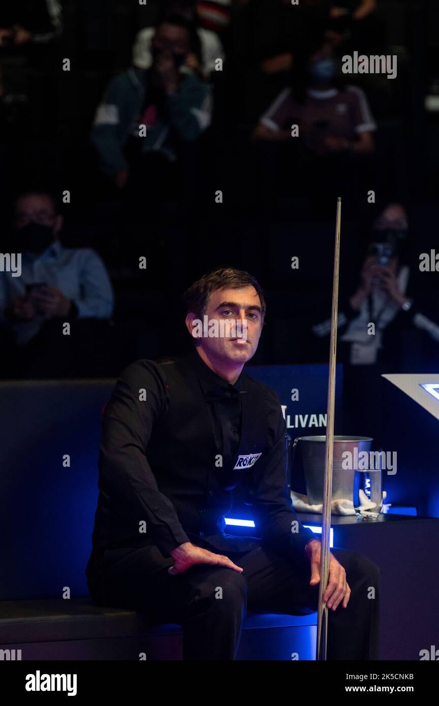 Hong Kong, China. 07th Oct, 2022. Current world champion and world number one English player Ronnie O'Sullivan seen during the fourth quarter-final match of Hong Kong Masters snooker tournament against Hongkonger Ng On Yee. Final score; Ronnie O'Sullivan 5:0 Ng On Yee. Credit: SOPA Images Limited/Alamy Live News Stock Photo