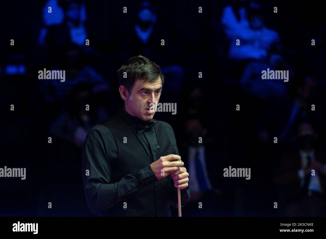 Hong Kong, China. 07th Oct, 2022. Current world champion and world number one English player Ronnie O'Sullivan seen in action during the fourth quarter-final match of Hong Kong Masters snooker tournament against Hongkonger Ng On Yee. Final score; Ronnie O'Sullivan 5:0 Ng On Yee. Credit: SOPA Images Limited/Alamy Live News Stock Photo