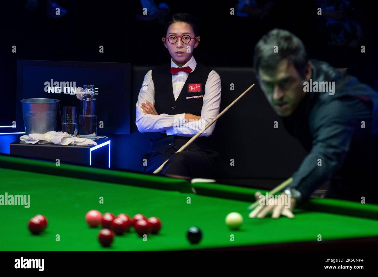 Hong Kong, China. 07th Oct, 2022. Current world champion and world number one English player Ronnie O'Sullivan (R) seen in action during the fourth quarter-final match of Hong Kong Masters snooker tournament against Hongkonger Ng On Yee (L). Final score; Ronnie O'Sullivan 5:0 Ng On Yee. Credit: SOPA Images Limited/Alamy Live News Stock Photo