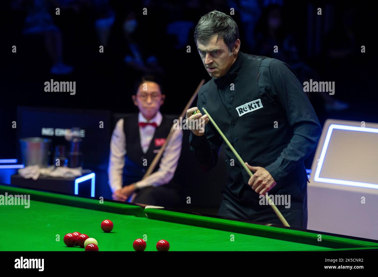 Hong Kong, China. 07th Oct, 2022. Current world champion and world number one English player Ronnie O'Sullivan (R) seen in action during the fourth quarter-final match of Hong Kong Masters snooker tournament against Hongkonger Ng On Yee (L). Final score; Ronnie O'Sullivan 5:0 Ng On Yee. Credit: SOPA Images Limited/Alamy Live News Stock Photo