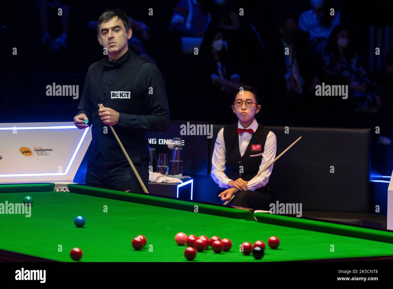 Hong Kong, China. 07th Oct, 2022. Current world champion and world number one English player Ronnie O'Sullivan (L) seen in action during the fourth quarter-final match of Hong Kong Masters snooker tournament against Hongkonger Ng On Yee (C). Final score; Ronnie O'Sullivan 5:0 Ng On Yee. Credit: SOPA Images Limited/Alamy Live News Stock Photo