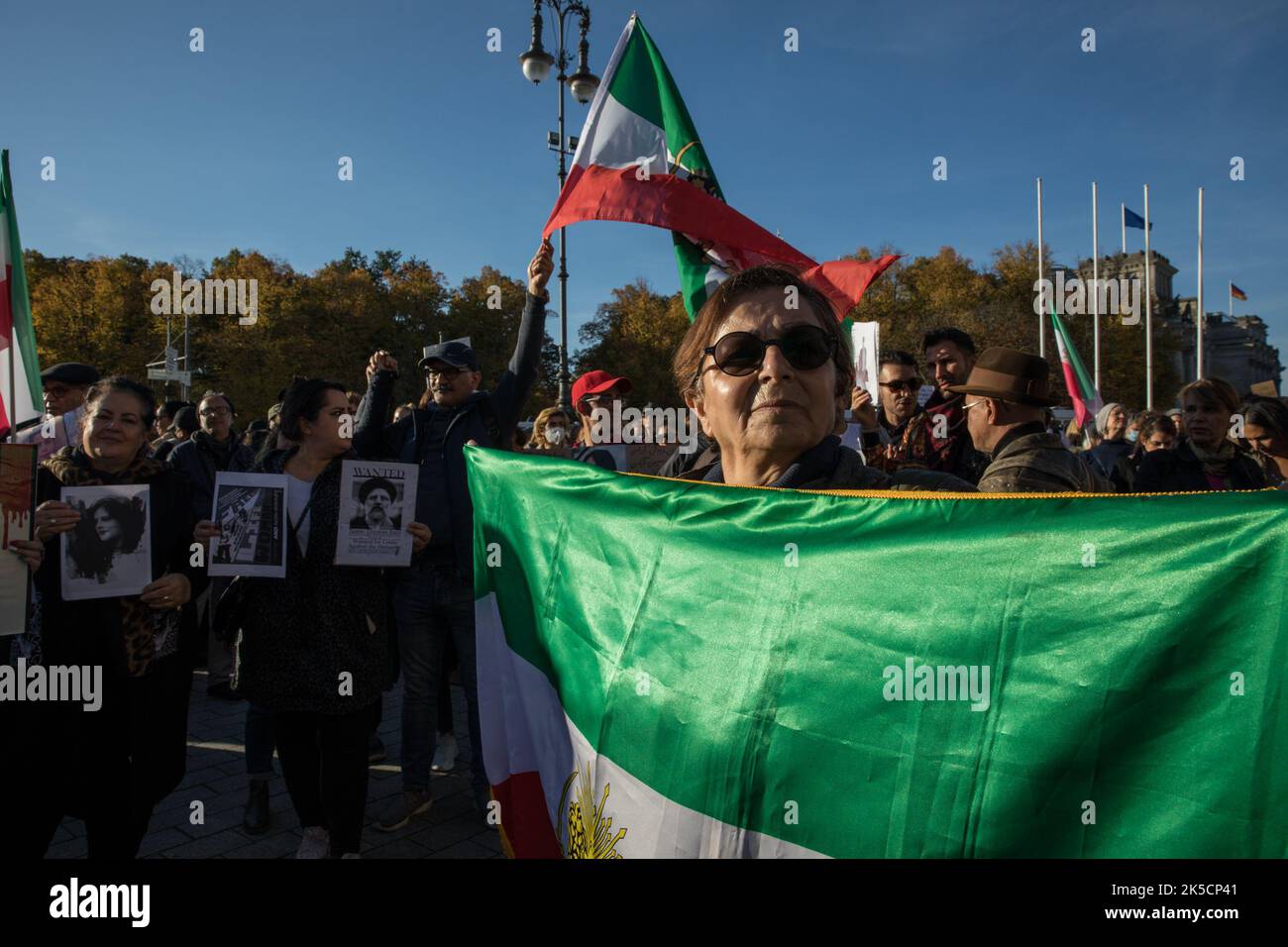 Berlin, Germany. 7th Oct, 2022. Protesters gathered at the Brandenburg Gate in Berlin on October 7, 2022, in solidarity with the protests in Iran. The protesters protested against the Mullah regime in Iran and expressed their sadness about the death of Mahsa Amini. The protesters also took to the streets against state violence and insufficient women's rights in Iran. (Credit Image: © Michael Kuenne/PRESSCOV via ZUMA Press Wire) Stock Photo