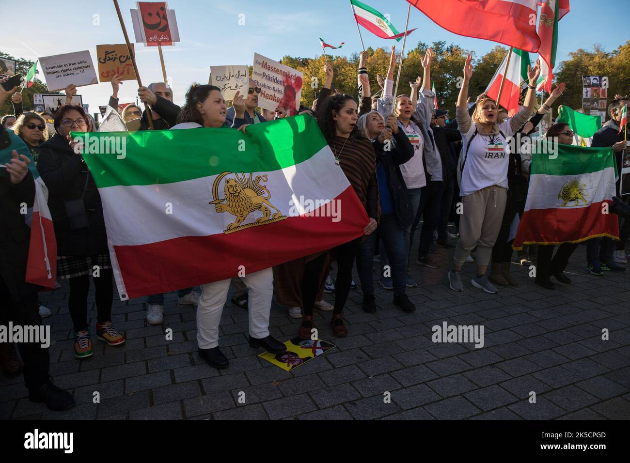 Berlin, Germany. 7th Oct, 2022. Protesters gathered at the Brandenburg Gate in Berlin on October 7, 2022, in solidarity with the protests in Iran. The protesters protested against the Mullah regime in Iran and expressed their sadness about the death of Mahsa Amini. The protesters also took to the streets against state violence and insufficient women's rights in Iran. (Credit Image: © Michael Kuenne/PRESSCOV via ZUMA Press Wire) Stock Photo