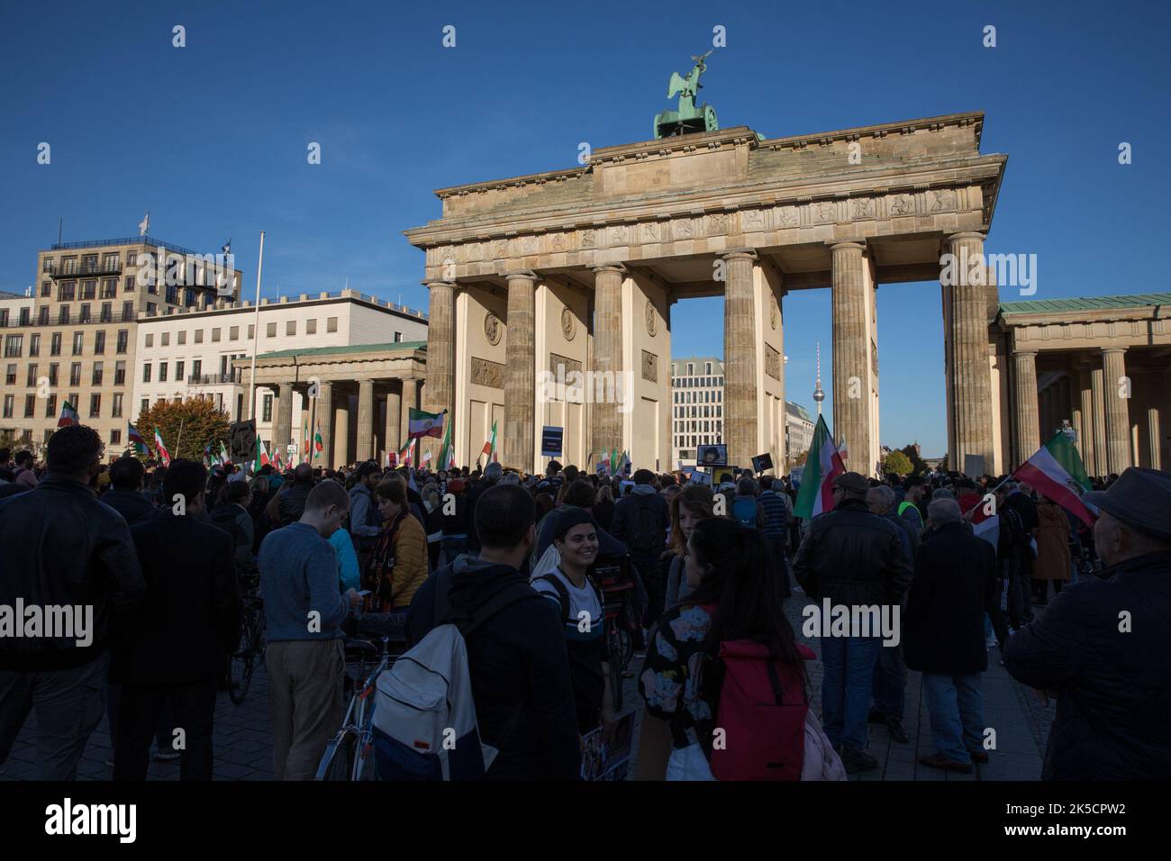 Berlin, Germany. 7th Oct, 2022. Protesters gathered at the Brandenburg Gate in Berlin on October 7, 2022, in solidarity with the protests in Iran. The protesters protested against the Mullah regime in Iran and expressed their sadness about the death of Mahsa Amini. The protesters also took to the streets against state violence and insufficient women's rights in Iran. (Credit Image: © Michael Kuenne/PRESSCOV via ZUMA Press Wire) Stock Photo