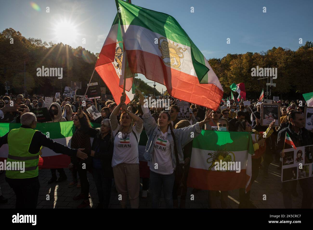 Berlin, Germany. 7th Oct, 2022. Protesters gathered at the Brandenburg Gate in Berlin on October 7, 2022, in solidarity with the protests in Iran. The protesters protested against the Mullah regime in Iran and expressed their sadness about the death of Mahsa Amini. The protesters also took to the streets against state violence and insufficient women's rights in Iran. (Credit Image: © Michael Kuenne/PRESSCOV via ZUMA Press Wire) Stock Photo